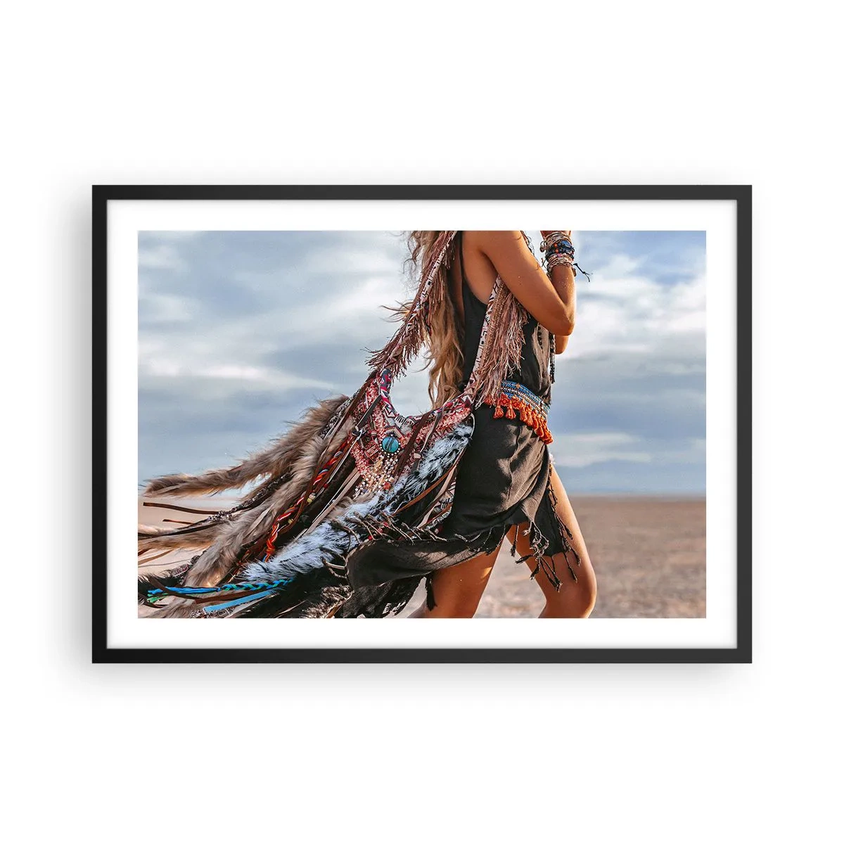 Póster en marco negro - Una mujer con estilo boho con detalles de plumas y joyas. - 70x50cm - La chamana - Decoración de pared moderna para salón y dormitorio ARTTOR