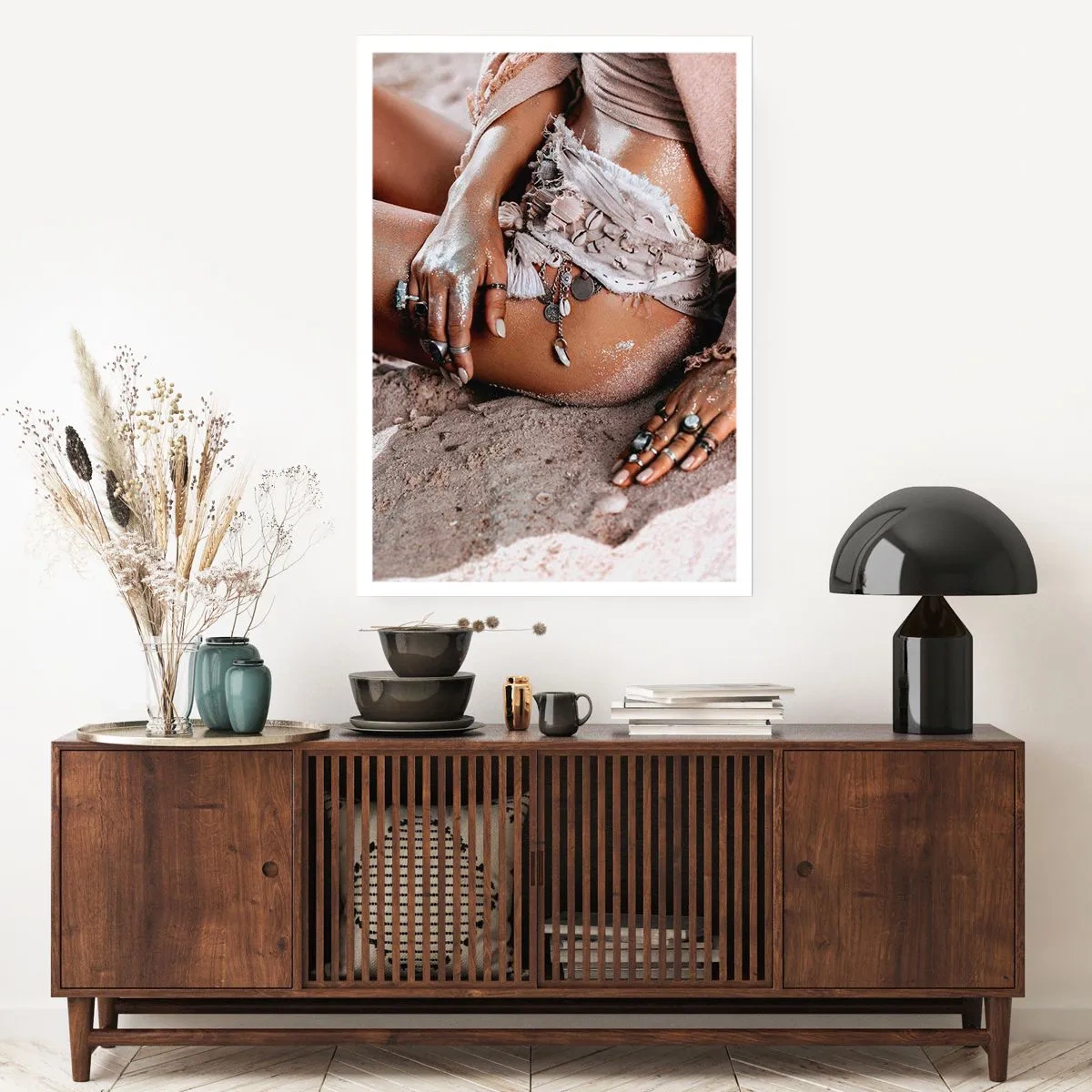 Póster - Mujer de estilo boho en una playa de arena con decoraciones de conchas marinas. - 50x70cm - Bañada por el sol y la arena - Decoración de pared moderna para salón y dormitorio ARTTOR