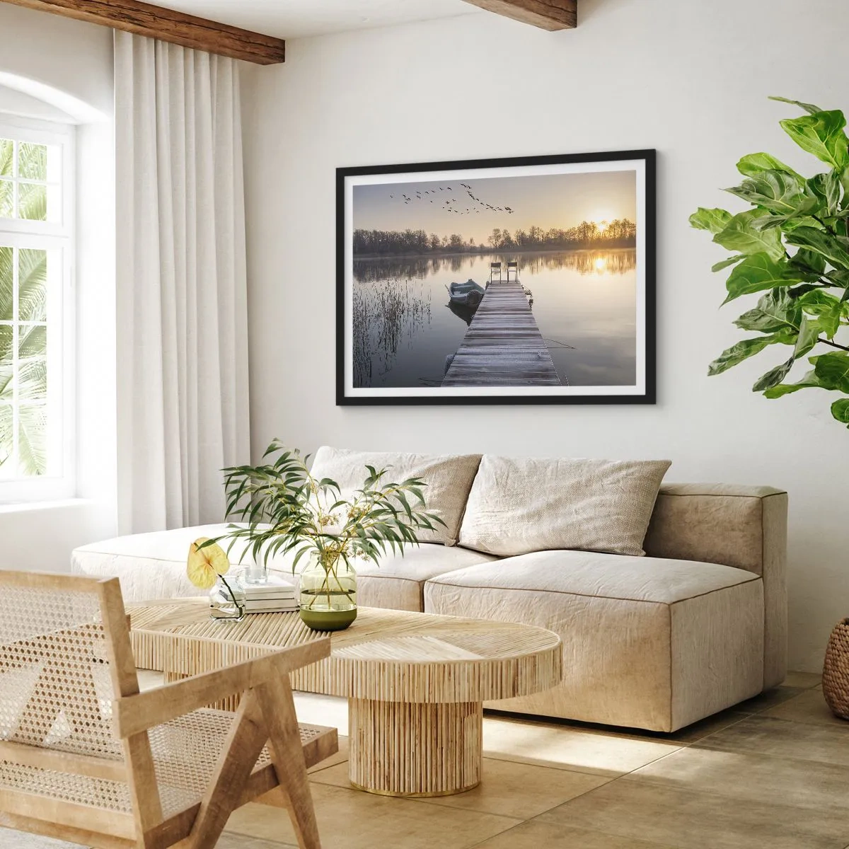 Póster en marco negro - Un muelle junto al lago por la mañana con un barco y sillas. - 100x70cm - Volveré en un rato - Decoración de pared moderna para salón y dormitorio ARTTOR