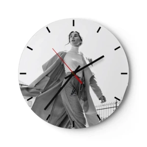 Reloj de pared - Reloj de vidrio - Una mujer elegante en movimiento con la arquitectura urbana como telón de fondo. - 30x30cm - ¿Vienes conmigo? - Decoración de pared moderna para salón, cocina y dormitorio ARTTOR