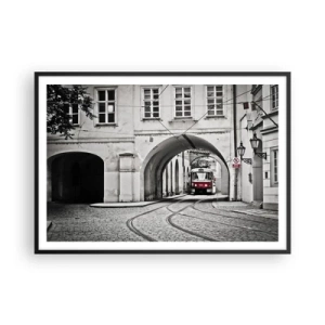 Póster en marco negro - Un tranvía en blanco y negro en una calle histórica de la ciudad. - 100x70cm - A través del laberinto urbano - Decoración de pared moderna para salón y dormitorio ARTTOR