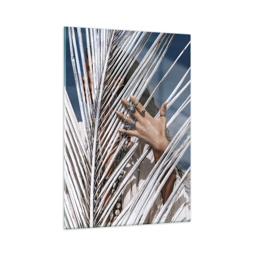 Cuadro sobre vidrio - Impresiones sobre Vidrio - Las manos de una mujer decoradas con anillos detrás de una palmera seca. - 50x70cm - ¿La mujer chamana? - Decoración de pared moderna para salón y dormitorio ARTTOR