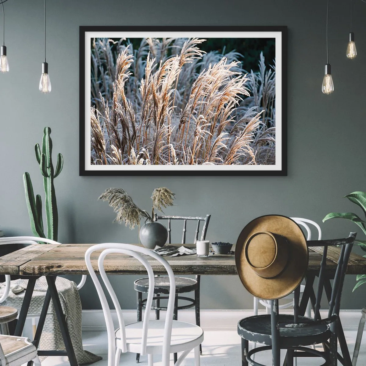 Póster en marco negro - Hojas de hierba invernales cubiertas de escarcha sobre un fondo verde oscuro - 70x50cm - Campos y campos - Decoración de pared moderna para salón y dormitorio ARTTOR