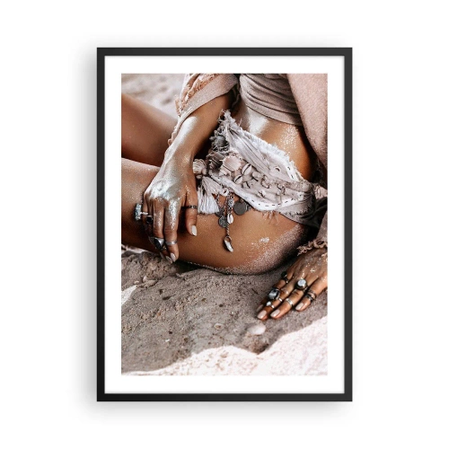 Póster en marco negro - Mujer de estilo boho en una playa de arena con decoraciones de conchas marinas. - 50x70cm - Bañada por el sol y la arena - Decoración de pared moderna para salón y dormitorio ARTTOR