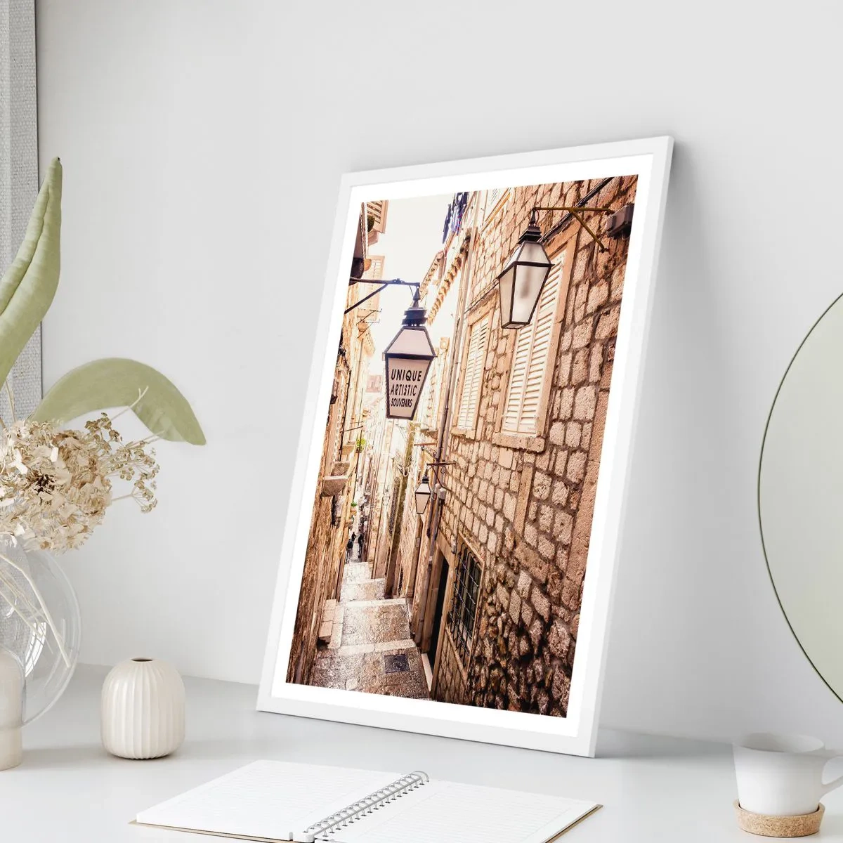 Póster en marco blanco - Un callejón encantador - 70x100 cm