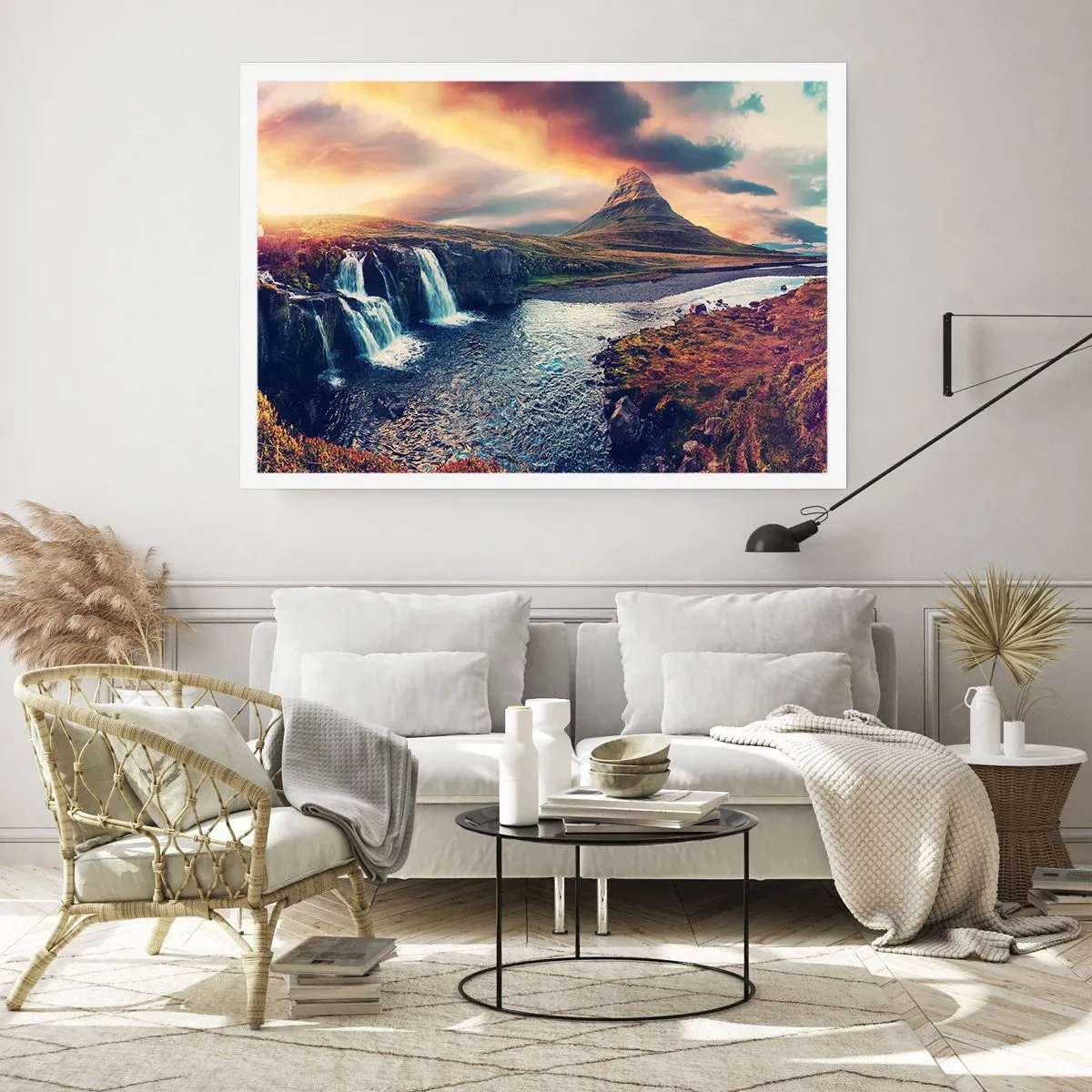 Póster - Vista de la cascada y la montaña a la luz del sol poniente. - 100x70cm - En la majestuosidad de la naturaleza - Decoración de pared moderna para salón y dormitorio ARTTOR