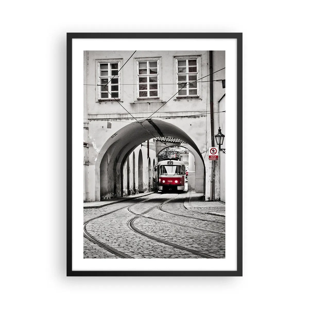 Póster en marco negro - Tranvía rojo en un entorno en blanco y negro - 50x70cm - A través del laberinto urbano - Decoración de pared moderna para salón y dormitorio ARTTOR