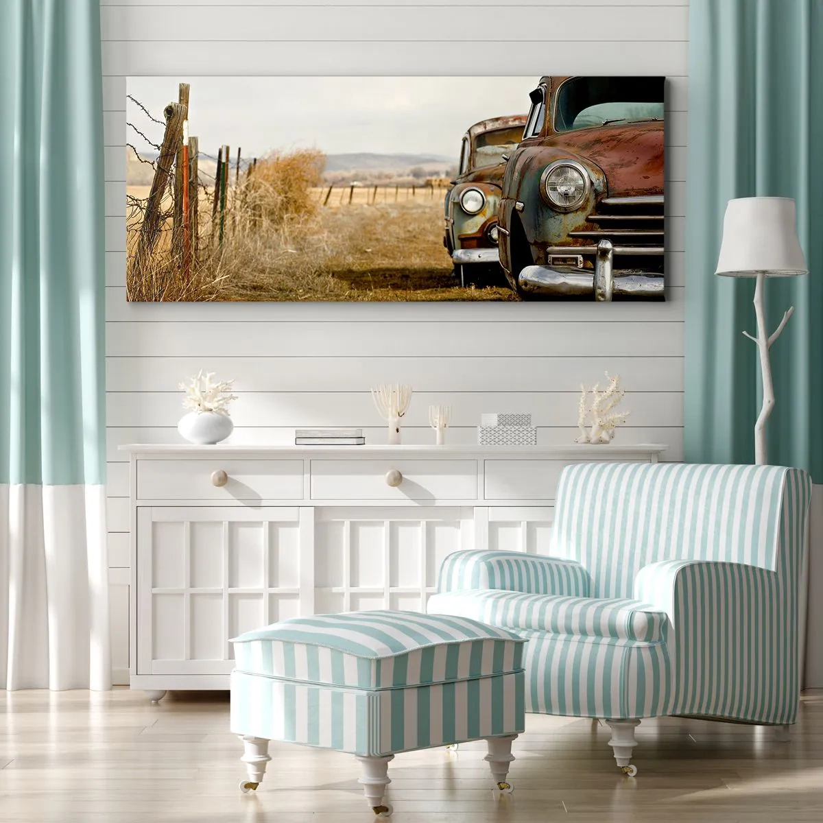 Cuadro sobre lienzo - Impresión de Imagen - Dos coches viejos en un camino de tierra junto a una valla de madera. - 160x50cm - Un merecido descanso - Decoración de pared moderna para salón y dormitorio ARTTOR