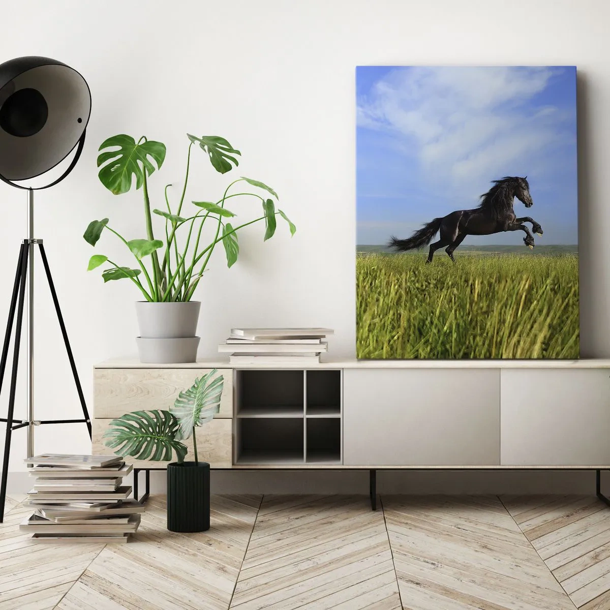 Cuadro sobre lienzo - Impresión de Imagen - Un caballo negro corriendo contra un cielo azul y un prado verde. - 80x120cm - Emocionante manifiesto de libertad - Decoración de pared moderna para salón y dormitorio ARTTOR