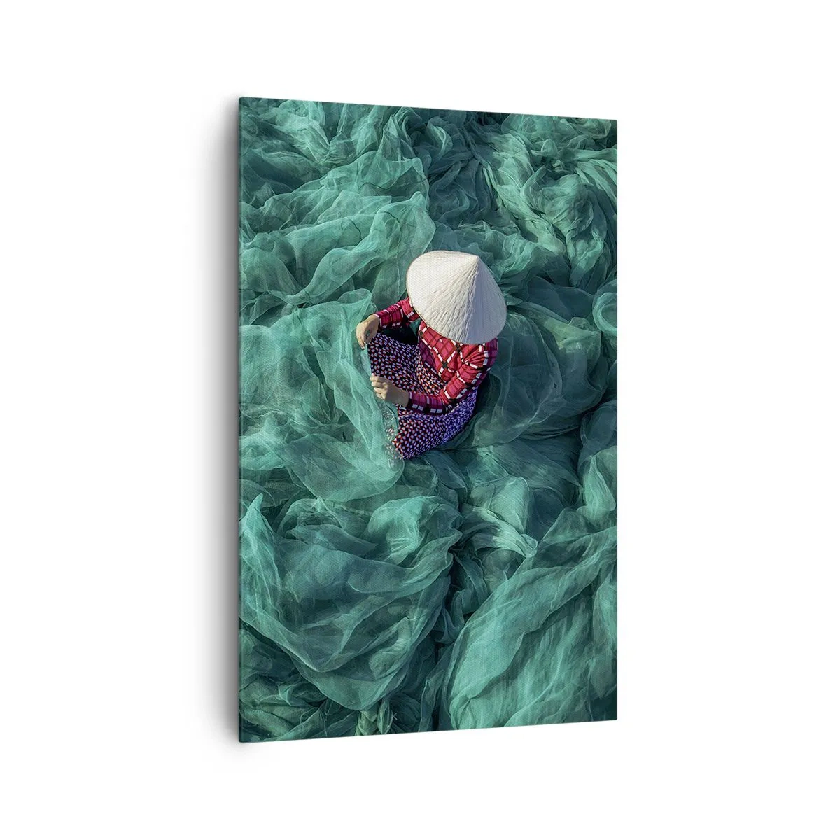 Cuadro sobre lienzo - Impresión de Imagen - Una persona con sombrero entre redes de pesca verdes. - 80x120cm - En un mar de redes - Decoración de pared moderna para salón y dormitorio ARTTOR