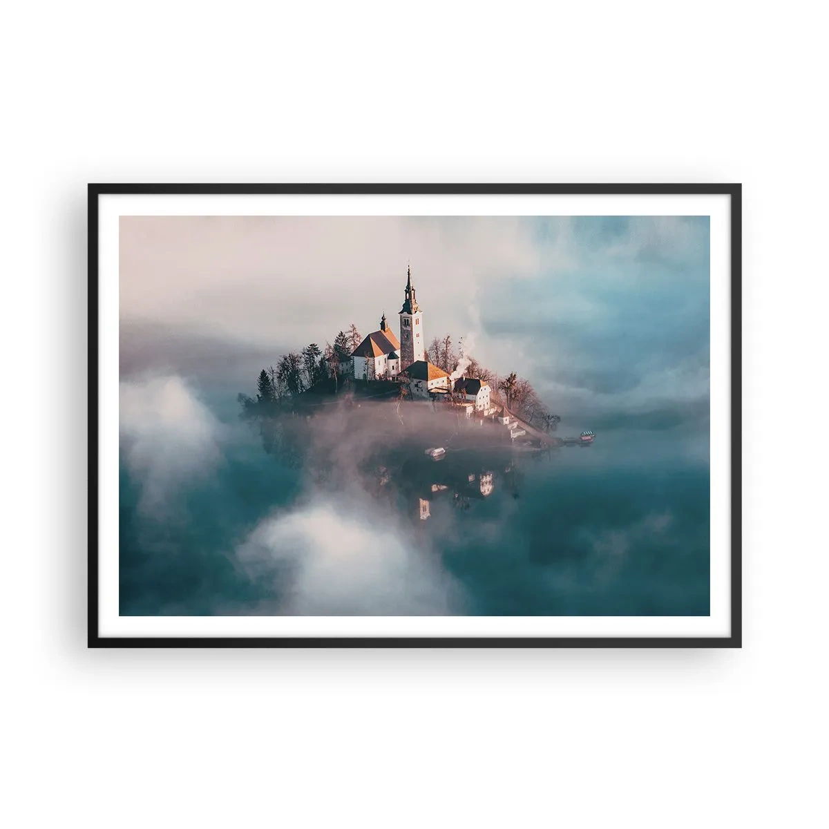 Póster en marco negro - Una isla pintoresca con una iglesia rodeada de niebla. - 100x70cm - Isla de los sueños - Decoración de pared moderna para salón y dormitorio ARTTOR