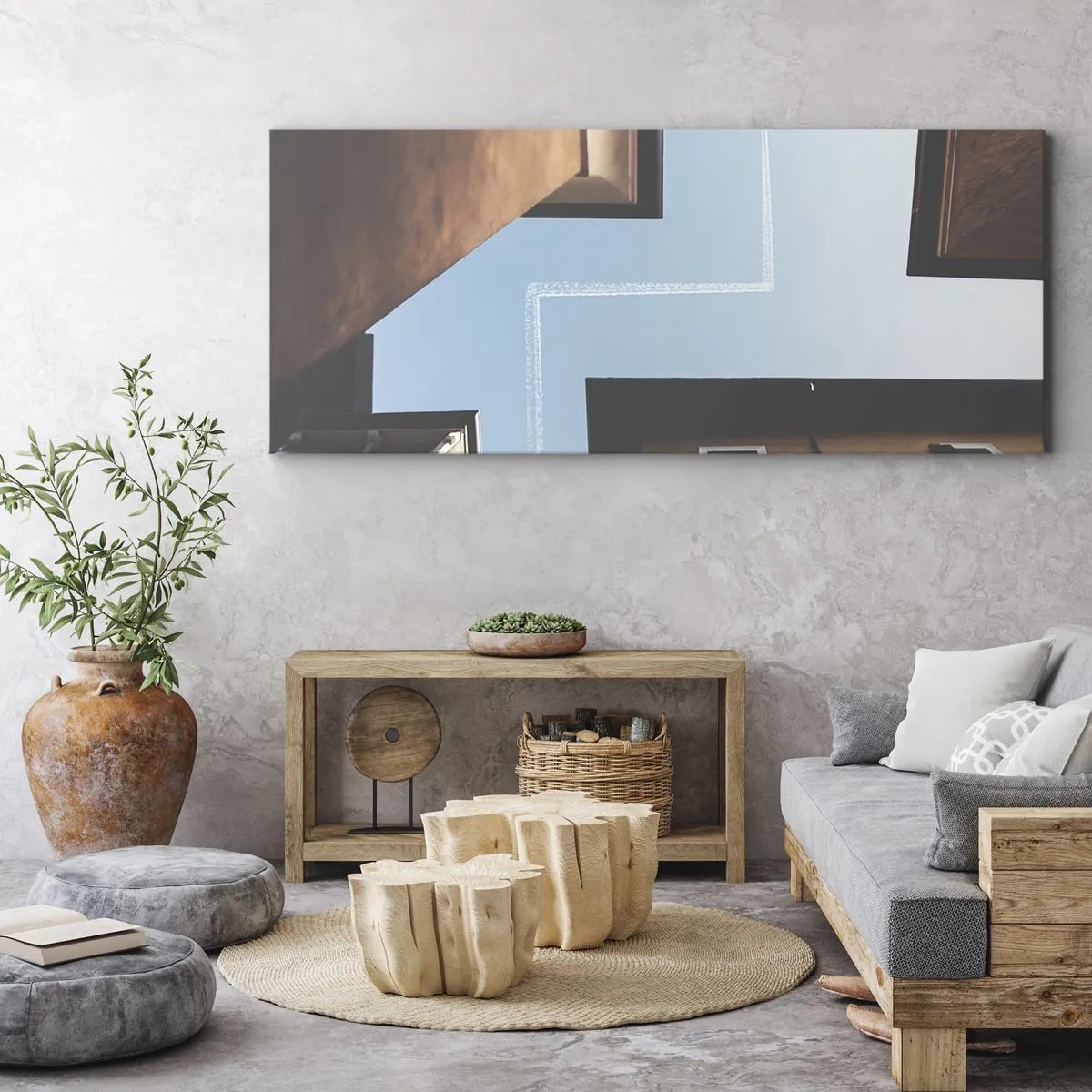 Cuadro sobre lienzo - Impresión de Imagen - Vista del avión y su estela en el cielo desde una perspectiva callejera. - 160x50cm - Por encima del laberinto urbano - Decoración de pared moderna para salón y dormitorio ARTTOR