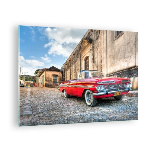 Cuadro sobre vidrio - Impresiones sobre Vidrio - Un clásico convertible rojo en una calle adoquinada en un entorno retro. - 70x50cm - Emociones cubanas - Decoración de pared moderna para salón y dormitorio ARTTOR