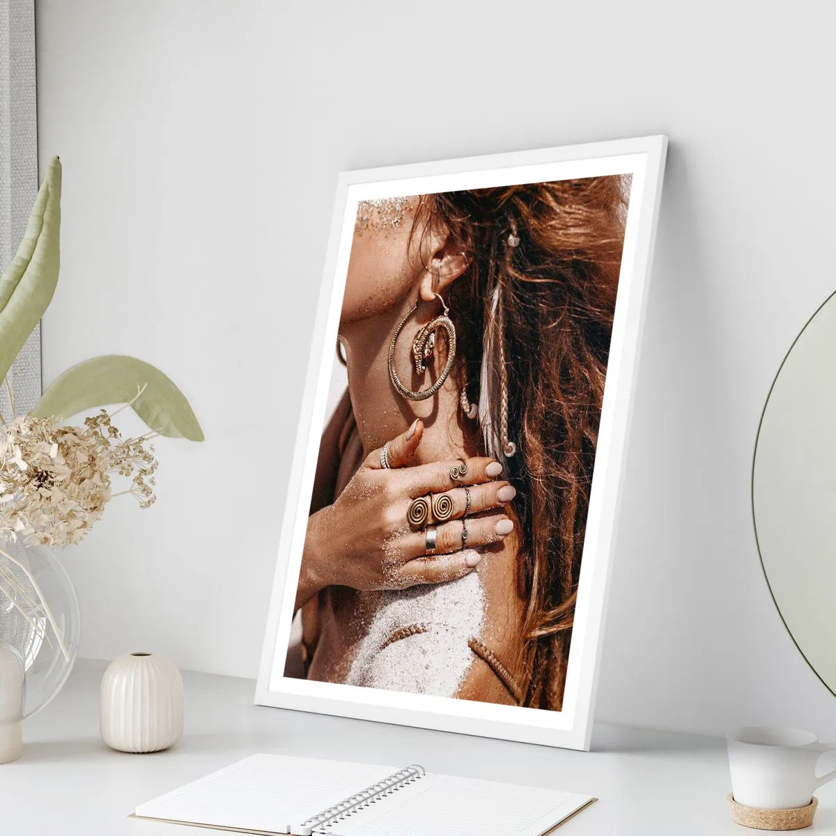 Póster en marco blanco - Reina de la playa salvaje - 30x40 cm