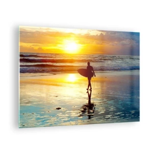 Cuadro sobre vidrio - Impresiones sobre Vidrio - Un surfista caminando por la playa al atardecer con su tabla. - 70x50cm - El regreso del guerrero - Decoración de pared moderna para salón y dormitorio ARTTOR