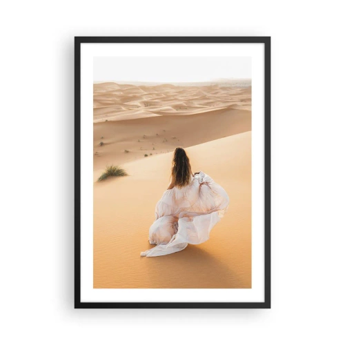 Póster en marco negro - Una mujer con un vestido suelto en el desierto. - 50x70cm - Escapar a la libertad - Decoración de pared moderna para salón y dormitorio ARTTOR