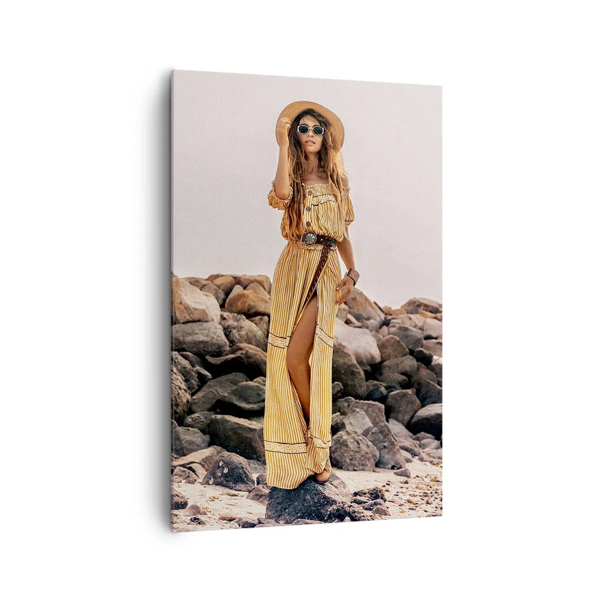 Cuadro sobre lienzo - Impresión de Imagen - Una mujer con estilo boho sobre un fondo de playa rocosa. - 80x120cm - La magia de las piedras - Decoración de pared moderna para salón y dormitorio ARTTOR