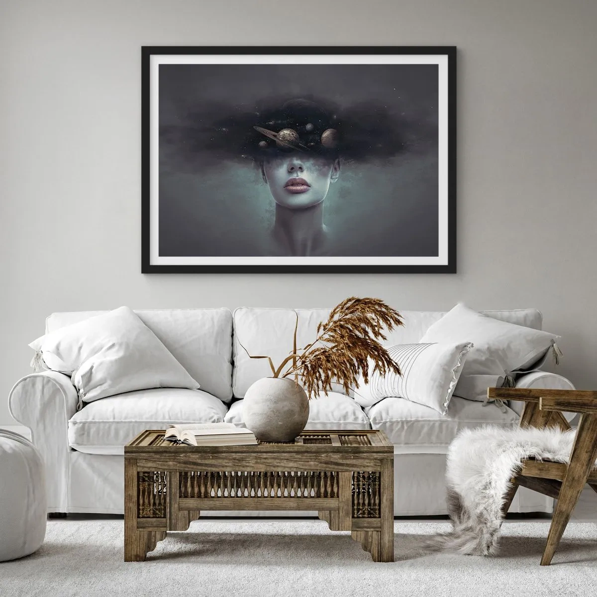 Póster en marco negro - Un rostro de mujer con un motivo de planeta y espacio en el fondo. - 70x50cm - Y los planetas sienten... - Decoración de pared moderna para salón y dormitorio ARTTOR