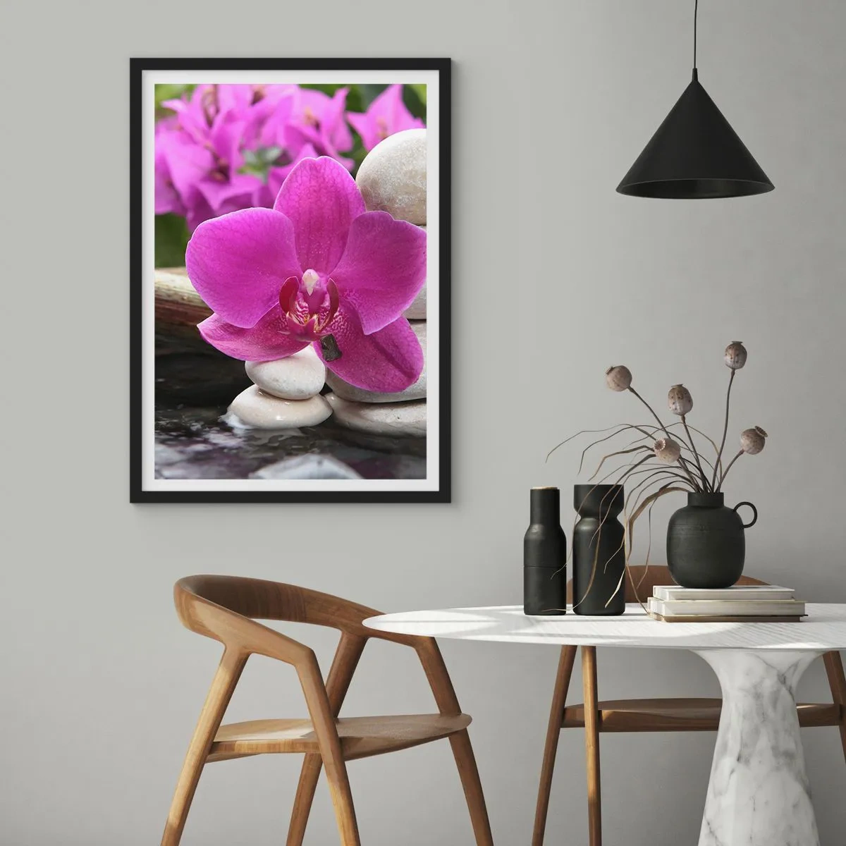Póster en marco negro - Una orquídea morada sobre un fondo de piedras en una disposición armoniosa. - 50x70cm - Ya estás descansando - Decoración de pared moderna para salón y dormitorio ARTTOR