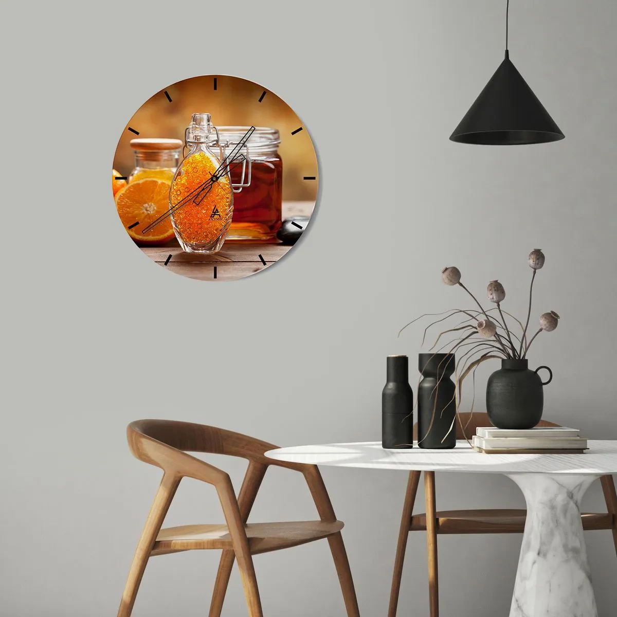 Reloj de pared - Reloj de vidrio - Una botella de miel con naranjas al fondo sobre una mesa de madera. - 30x30cm - Sabores y aromas soleados - Decoración de pared moderna para salón, cocina y dormitorio ARTTOR