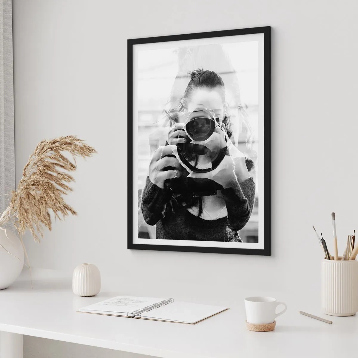 Póster en marco negro - Doble exposición de fotógrafo y cámara en blanco y negro. - 50x70cm - Creador y creación - Decoración de pared moderna para salón y dormitorio ARTTOR