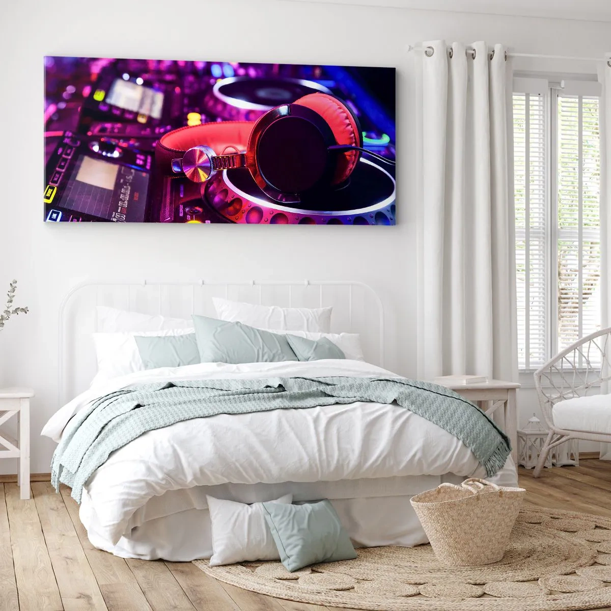 Cuadro sobre lienzo - Impresión de Imagen - Auriculares de DJ en una consola con iluminación de neón. - 140x50cm - Antes de que comience la diversión - Decoración de pared moderna para salón y dormitorio ARTTOR