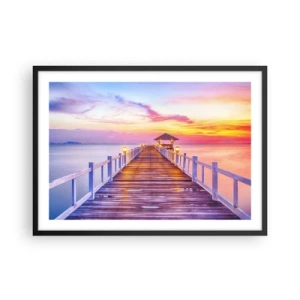 Póster en marco negro - Un muelle sobre el agua al atardecer en colores pastel. - 70x50cm - El silencio lila-dorado de la tarde - Decoración de pared moderna para salón y dormitorio ARTTOR