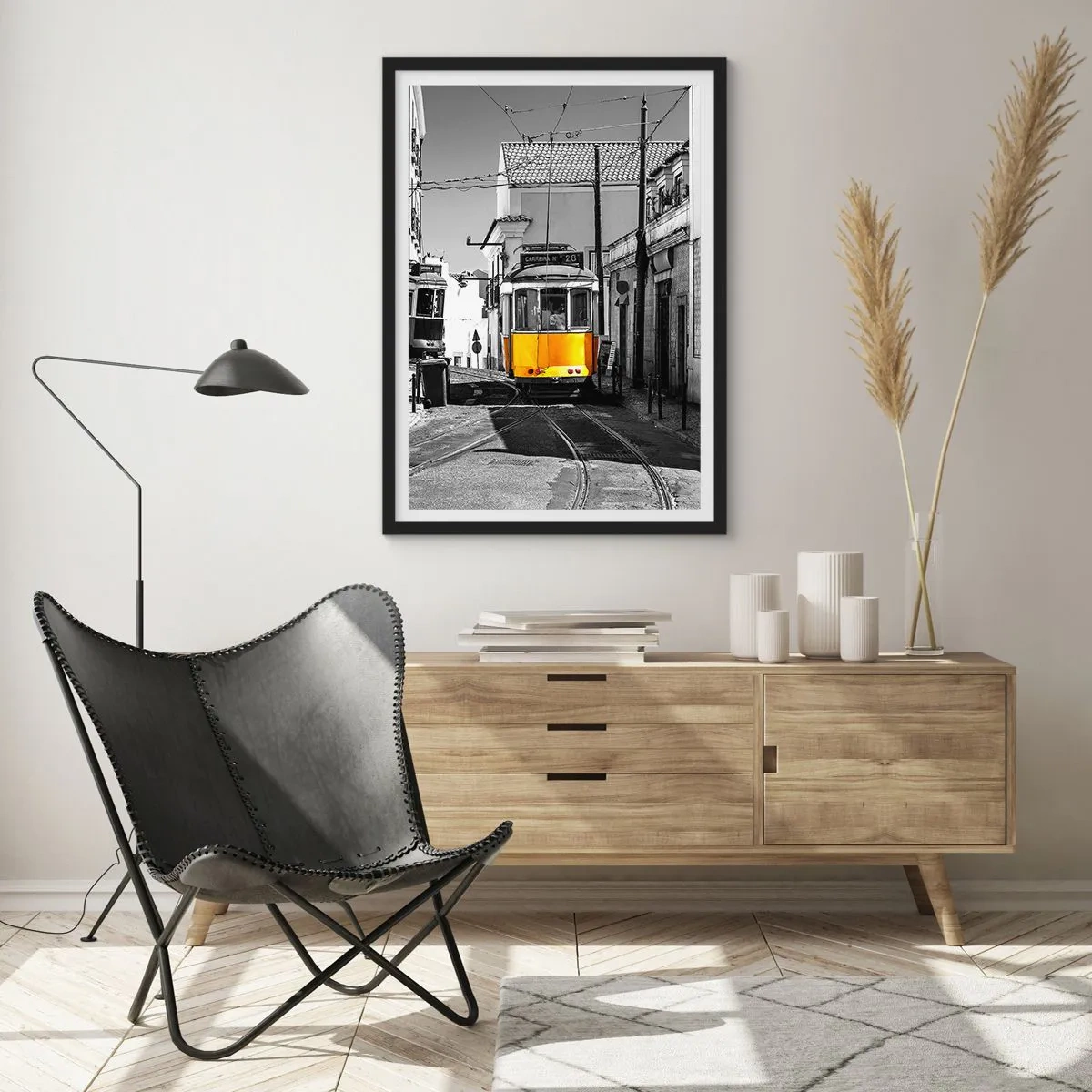 Póster en marco negro - Un tranvía amarillo en las calles de la ciudad en un entorno en blanco y negro. - 50x70cm - Espíritu de Lisboa - Decoración de pared moderna para salón y dormitorio ARTTOR