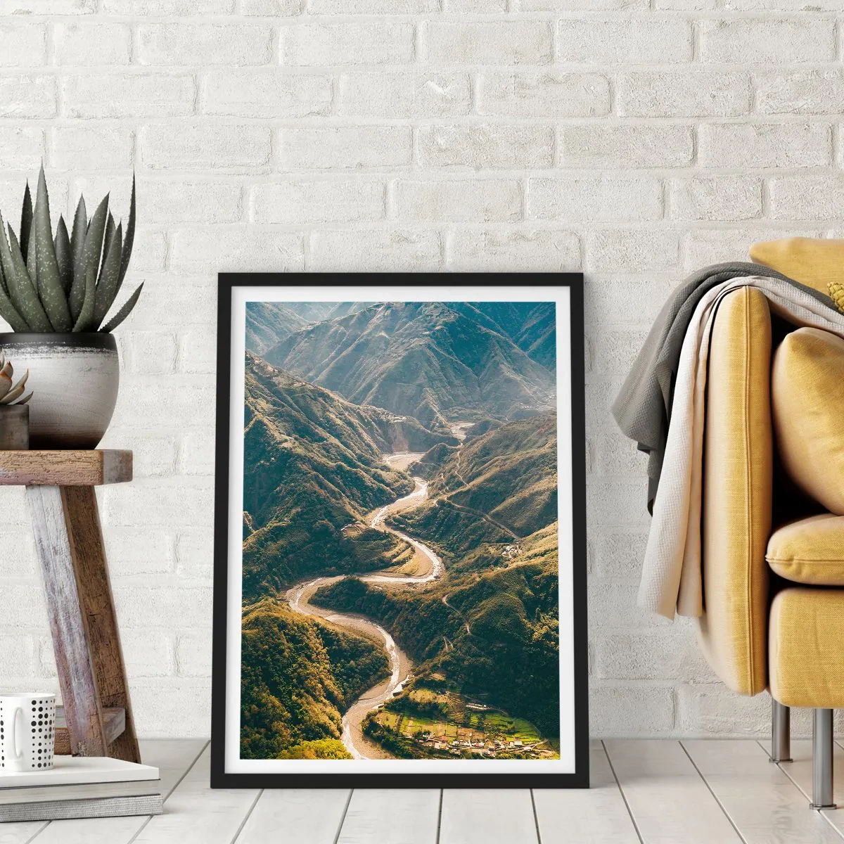 Póster en marco negro - Una vista pintoresca del río que serpentea a través de los valles montañosos. - 50x70cm - Directamente desde el corazón de las montañas - Decoración de pared moderna para salón y dormitorio ARTTOR