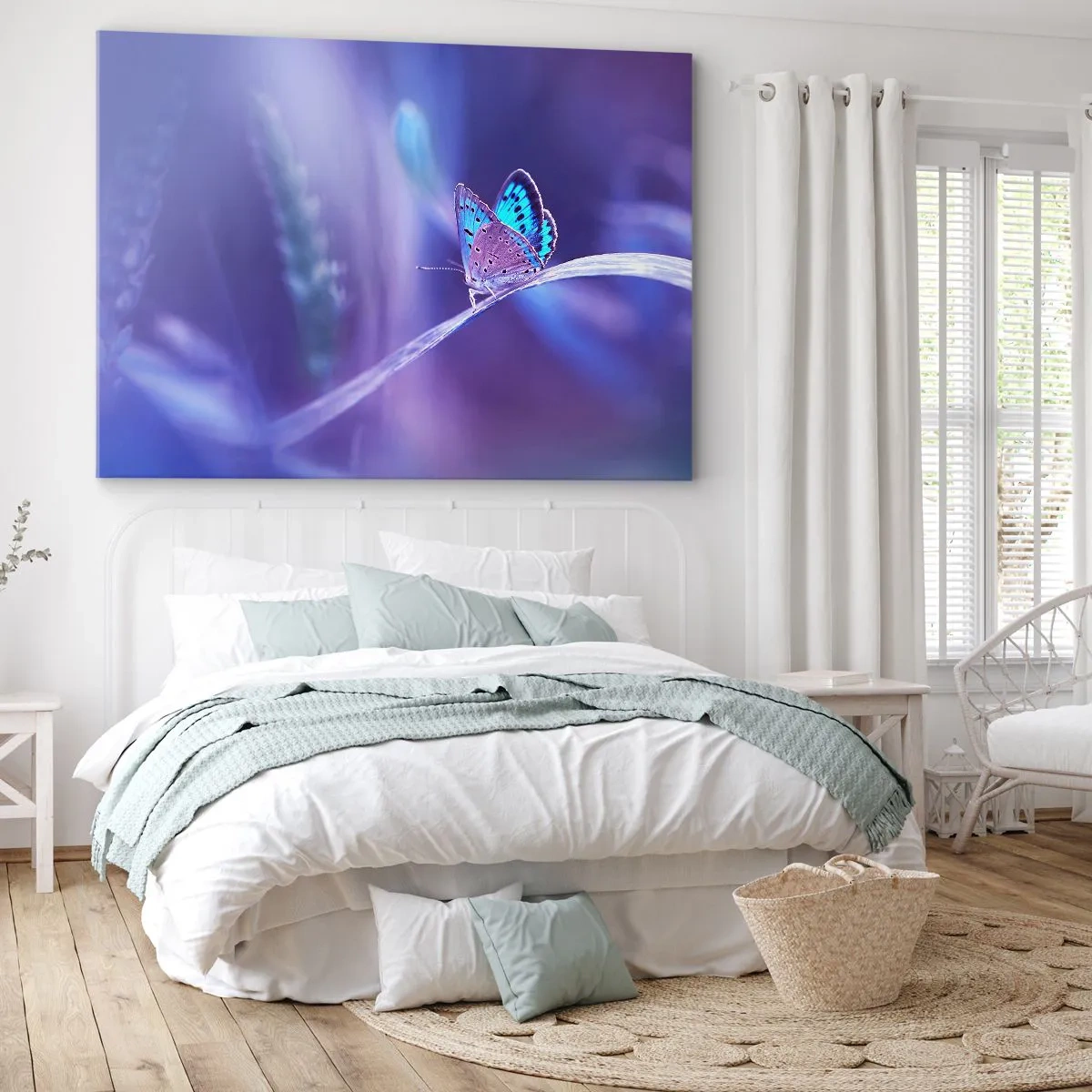 Cuadro sobre lienzo - Impresión de Imagen - Una delicada mariposa azul sobre un tallo en luz violeta. - 70x50cm - Una joya de la naturaleza - Decoración de pared moderna para salón y dormitorio ARTTOR