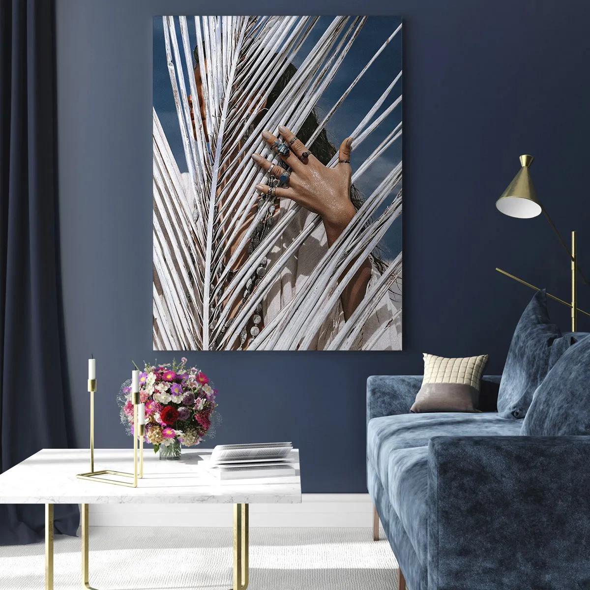 Cuadro sobre vidrio - Impresiones sobre Vidrio - Las manos de una mujer decoradas con anillos detrás de una palmera seca. - 50x70cm - ¿La mujer chamana? - Decoración de pared moderna para salón y dormitorio ARTTOR