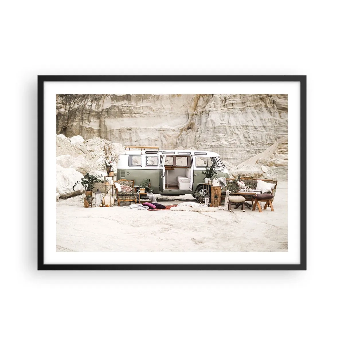 Póster en marco negro - Una caravana retro con diseño boho frente a un paisaje rocoso. - 70x50cm - Hora de empezar el viaje - Decoración de pared moderna para salón y dormitorio ARTTOR
