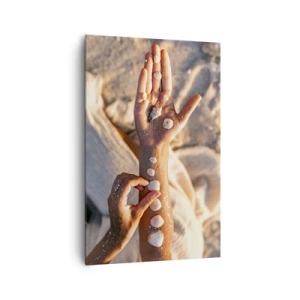 Cuadro sobre lienzo - Impresión de Imagen - Manos con conchas marinas dispuestas sobre el fondo de arena. - 80x120cm - La belleza al alcance de la mano - Decoración de pared moderna para salón y dormitorio ARTTOR