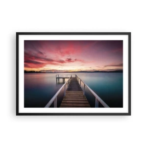 Póster en marco negro - Un embarcadero que conduce a un lago tranquilo al atardecer. - 70x50cm - La suave llama del atardecer - Decoración de pared moderna para salón y dormitorio ARTTOR