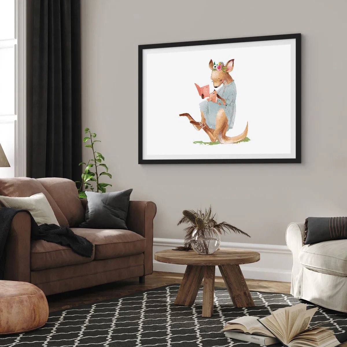 Póster en marco negro - Kanga leyendo un libro con un bebé - 100x70cm - Léeme un cuento, mamá - Decoración de pared moderna para salón y dormitorio ARTTOR