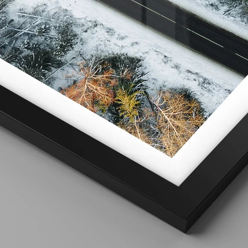Póster en marco negro - Atravesar el bosque en invierno - 61x91 cm